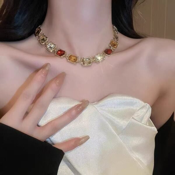 New Chinese retro style color necklace 2025 new popular item collarbone chain necklace imitation gemstone sparkling exaggerated collar